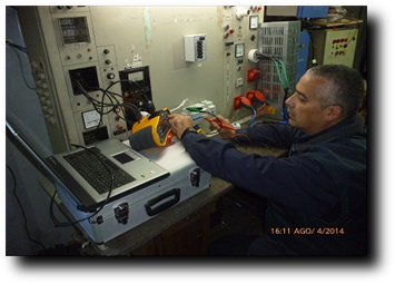 Jorge Couselo trabajando con equipamiento eléctrico